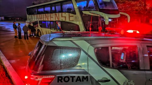 Imagem referente a Operação Vida, Cidade Segura: Polícia faz abordagem a ônibus na Avenida Tancredo Neves