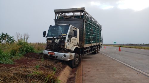 Imagem referente a Colisão traseira entre caminhões prejudica trânsito na BR-163, em Cascavel