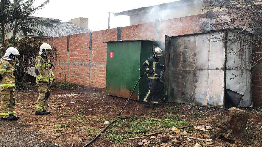 Bombeiros combatem incêndio em depósito de recicláveis no Nova Cidade