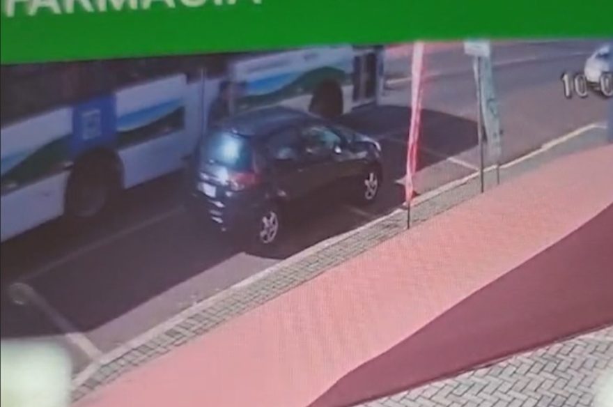Vídeo mostra ônibus prensando homem contra carro na Avenida Tito Muffato