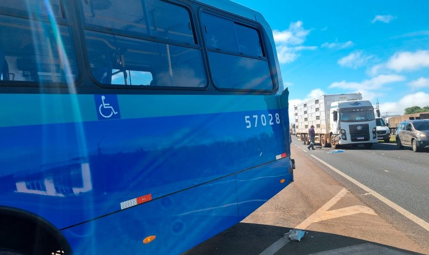 Acidente entre ônibus e caminhão é registrado na BR-277, em Cascavel
