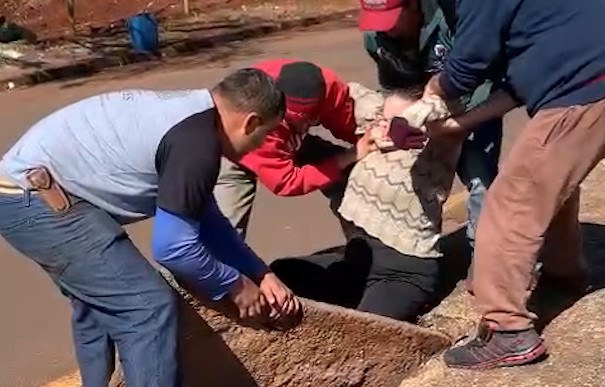 Mulher sofre fratura ao cair em bueiro no bairro Santa Cruz