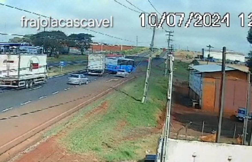 Vídeo mostra colisão entre ônibus e caminhão baú na BR-277, em Cascavel