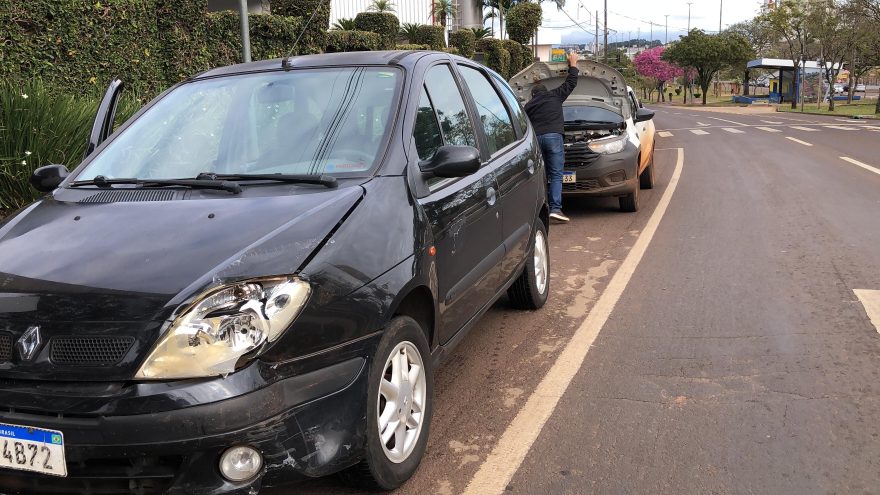 Scenic e Strada se envolvem em acidente na Avenida Tancredo Neves
