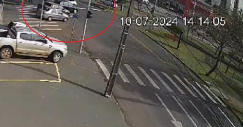 Câmera registra acidente entre Scenic e Strada Imagem referente a Câmera registra acidente entre Scenic e Strada