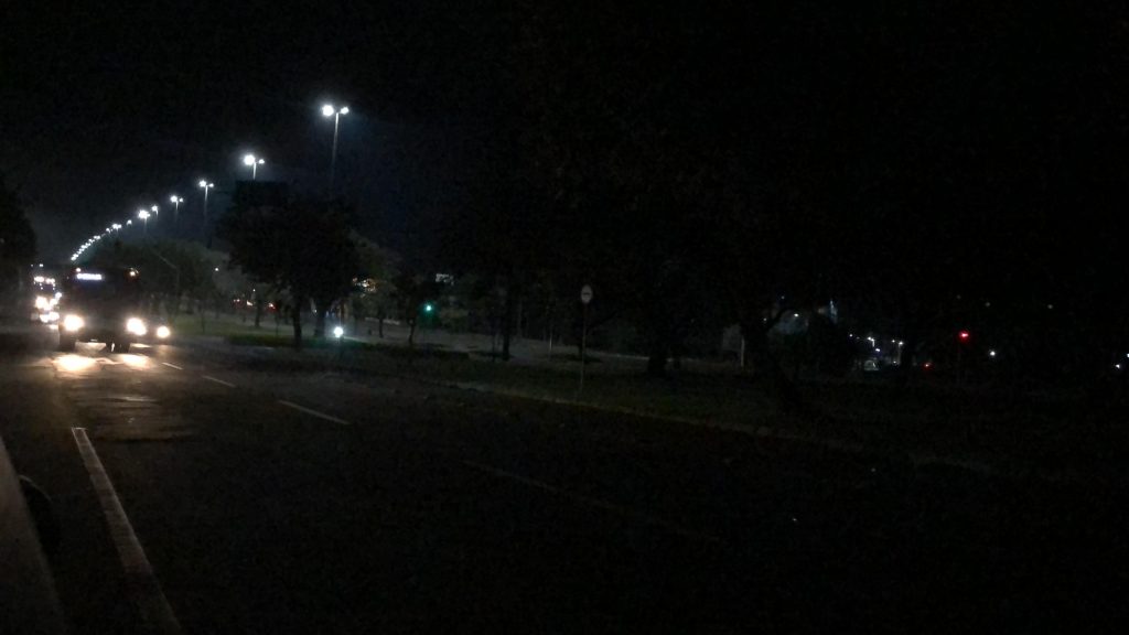 Avenida Tancredo Neves registra apagão em postes de iluminação pública