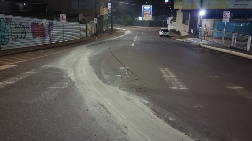 Atenção, motociclistas! Derramamento de óleo sobre a pista é registrado nas proximidades da Praça da Bíblia