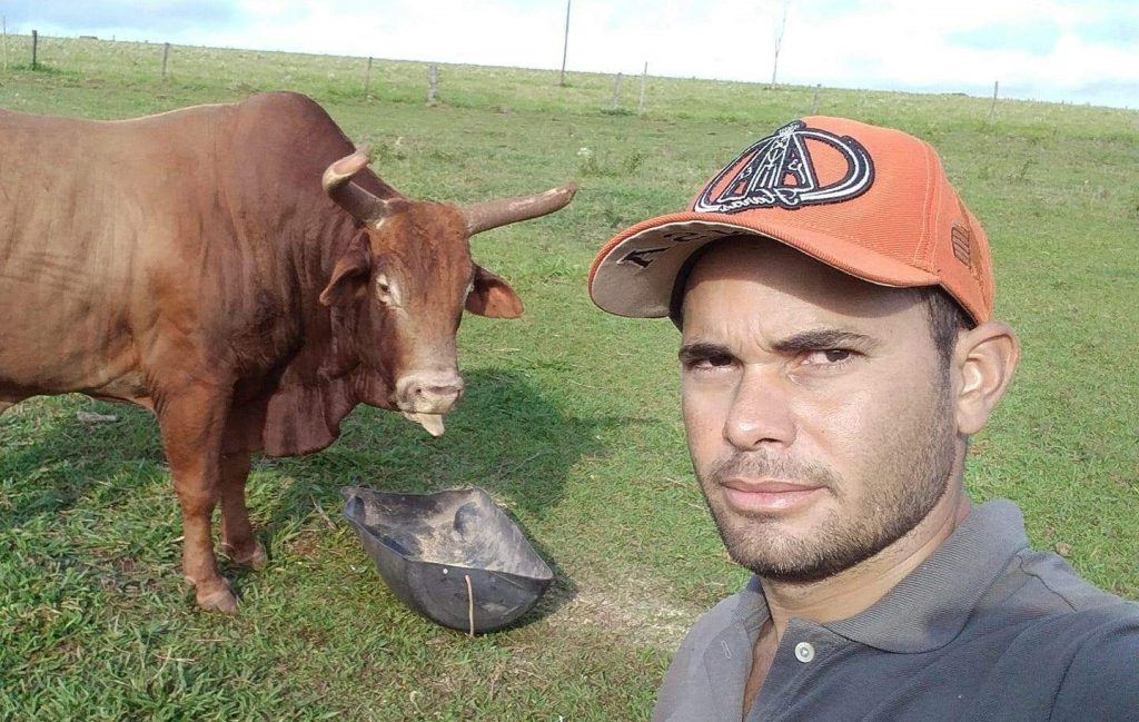 Homem que morreu após ter o pescoço pisoteado por touro é identificado
