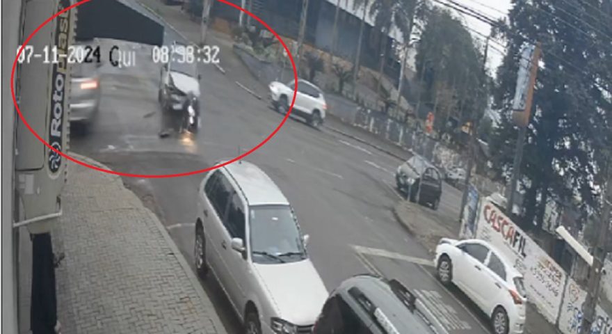 Câmera registra acidente entre três veículos no Centro