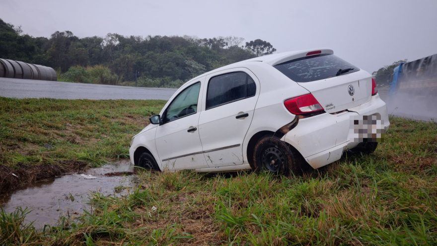 Gol é abandonado após saída de pista na BR-467 em Cascavel