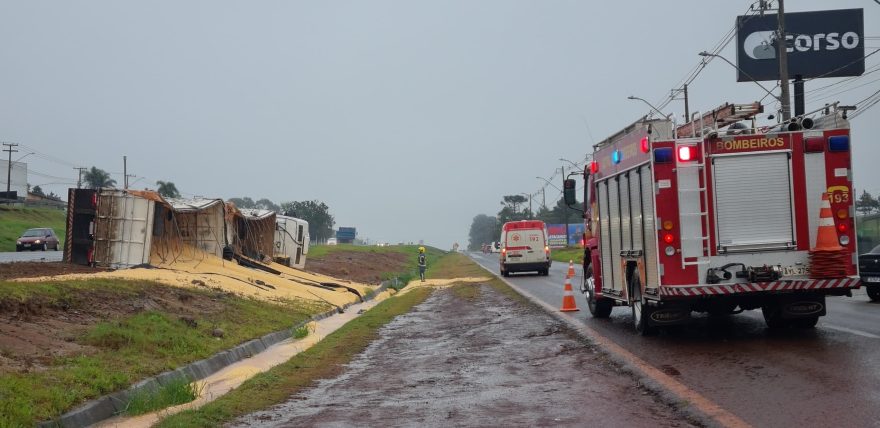 Caminhoneiro fica ferido após tombar carreta carregada com milho na BR-277 em Cascavel