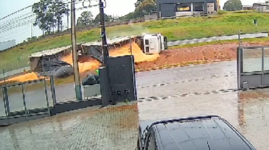 Câmera flagra acidente que deixou caminhoneiro ferido na BR-277 em Cascavel