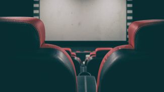 Funcionário de cinema de Cascavel é suspeito de molestar criança e adolescente durante sessão