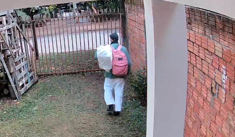 Câmera registra homem furtando linguiças e cervejas em residência no Santa Felicidade