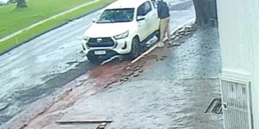 Câmera de segurança mostra furto de Hilux no Bairro Santo Onofre