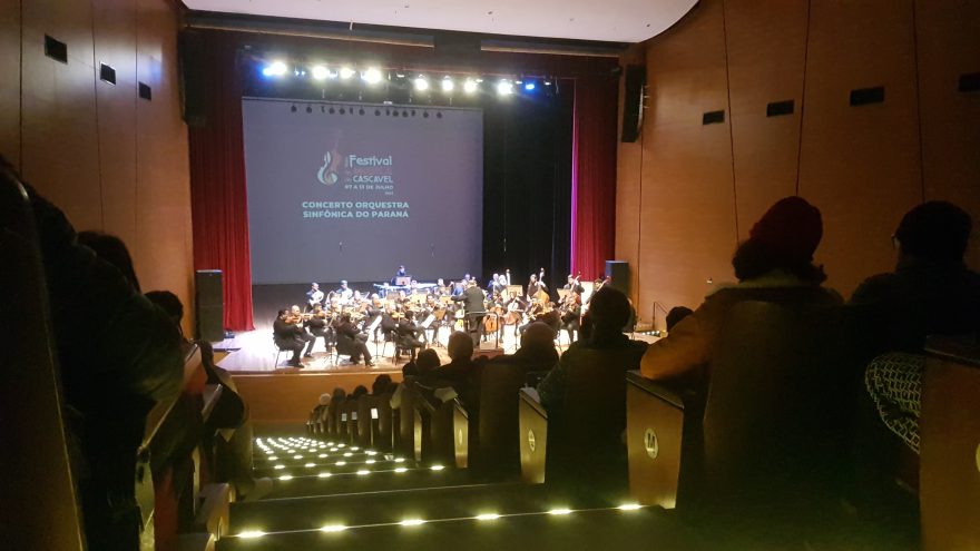 Público lota Teatro Municipal para assistir Concerto da Orquestra Sinfônica do Paraná