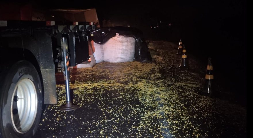Carga de milho de caminhão que tombou na rodovia BR-163 ainda não foi totalmente recolhida