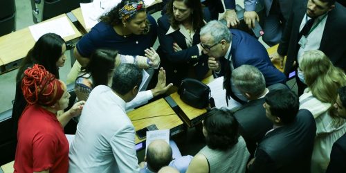 Imagem referente a Câmara aprova PEC que perdoa multas e cotas raciais de partidos