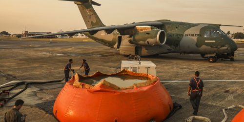 Imagem referente a FAB lança 336 mil litros de água para combater incêndios no Pantanal