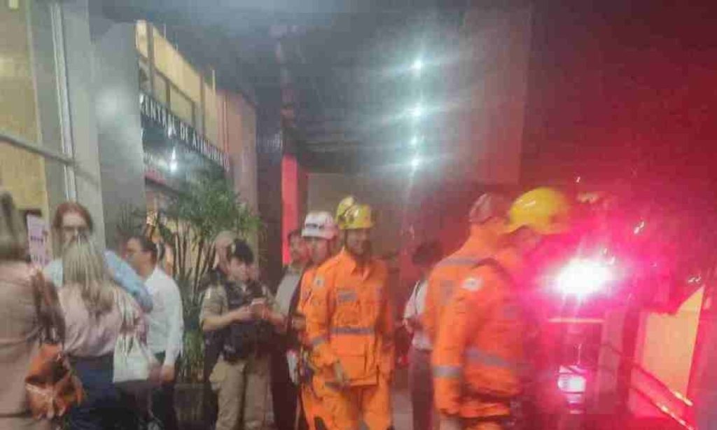 Mulher tem parte do corpo prensada em elevador e é socorrida pelos Bombeiros
