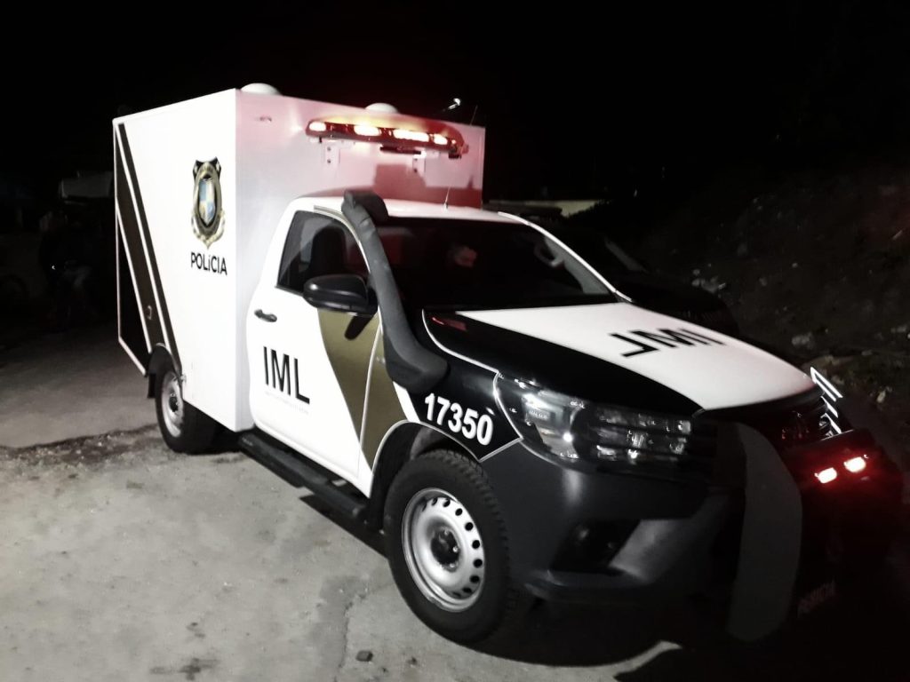Corpo sem cabeça e sem os braços é encontrado pendurado entre vagões
