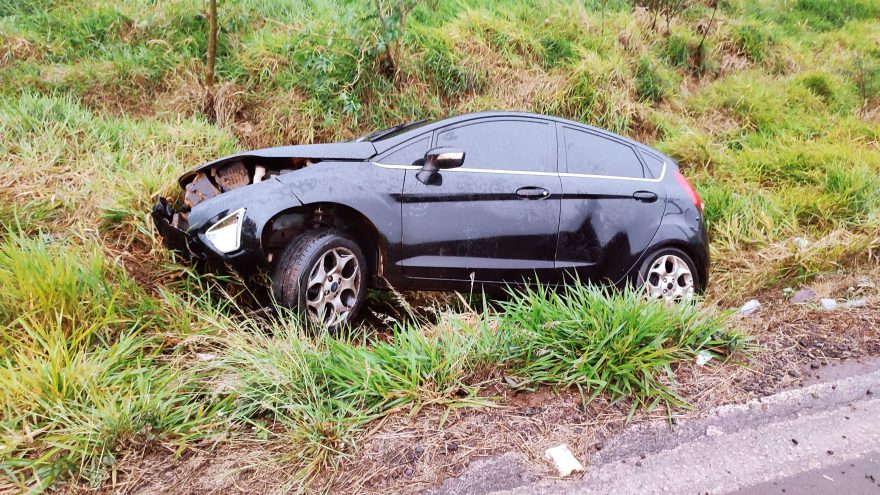 Mulher perde o controle da direção e vai parar em barranco às margens da BR-467, em Cascavel