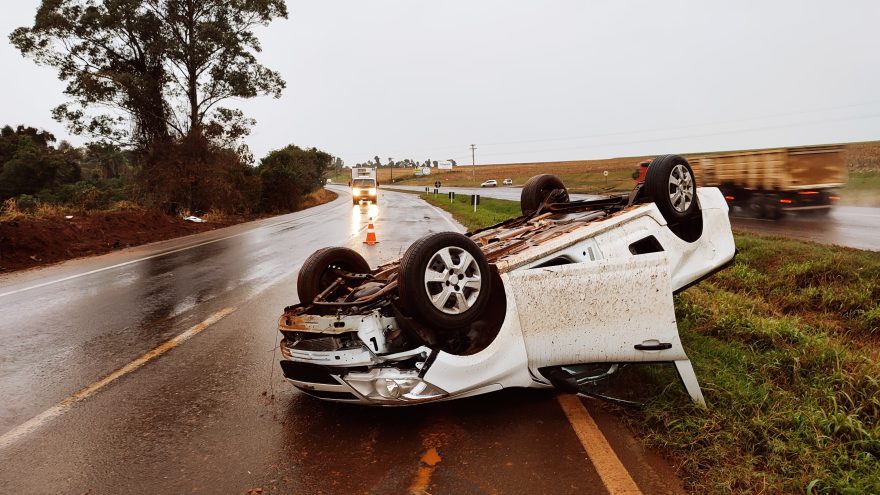 Montana capota na rodovia BR-163 e mulher de 34 anos fica ferida
