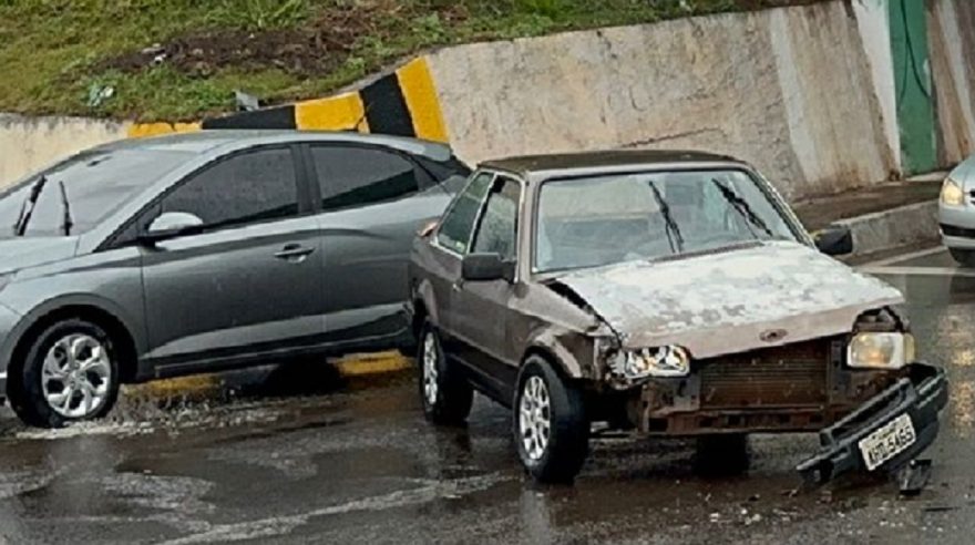 Escort e van se envolvem em acidente na Rua Souza Naves Sul