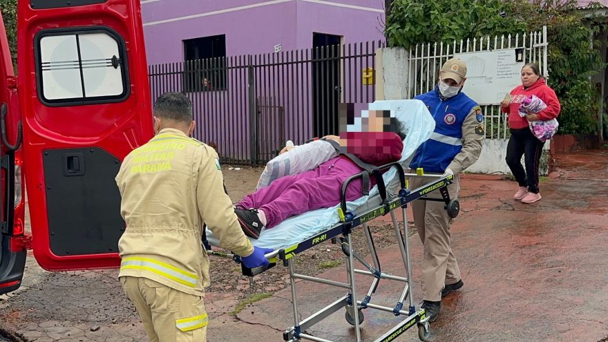 Idosa é socorrida pelo Siate em residência na Rua Jaraguá no Periolo