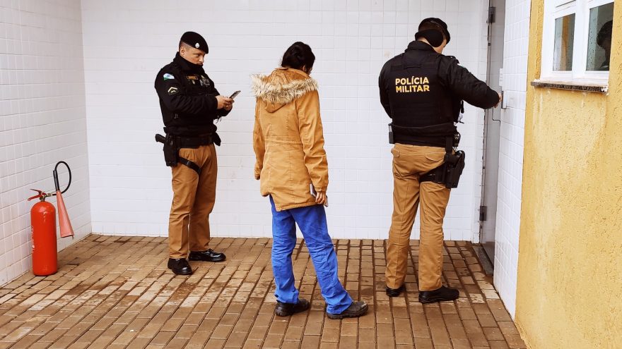 Mesmo proibida pela Justiça, jovem se aproxima da mãe, descumpre medida protetiva e é presa