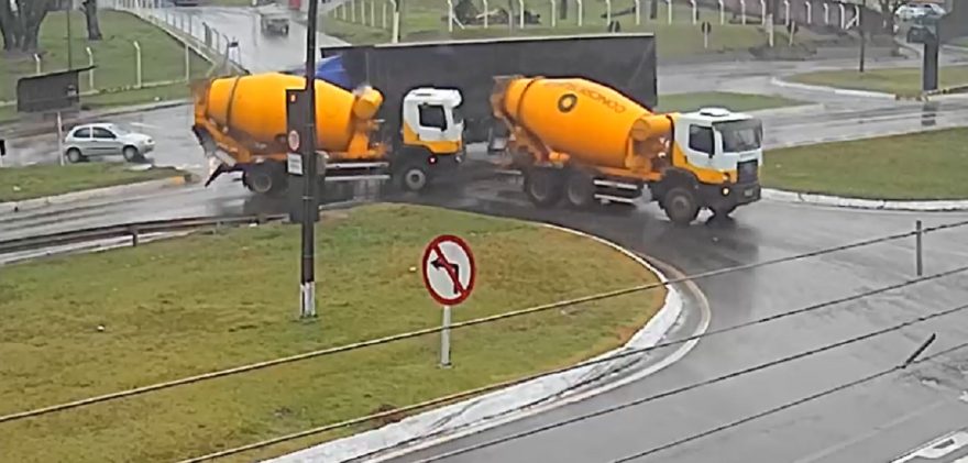 Câmera flagra batida seguida de tombamento de caminhão betoneira no Trevo da Portal