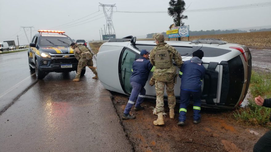 Carro carregado com maconha, tomba durante perseguição da PRF na BR-163 em Cascavel