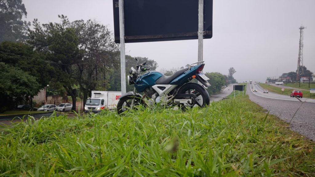 Motociclista sofre queda após escorregar em óleo na rodovia BR-277