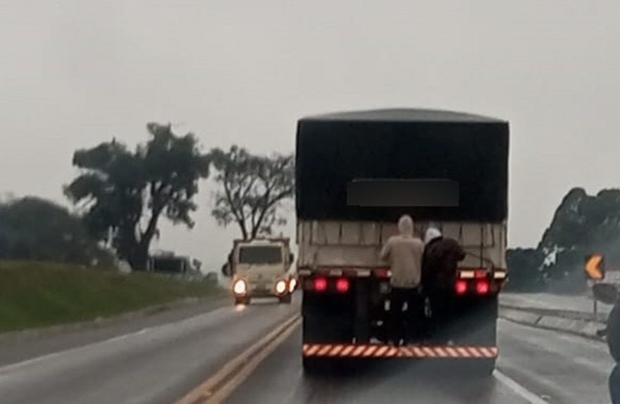 Carona perigosa: jovens são flagrados andando na traseira de caminhão em Cascavel