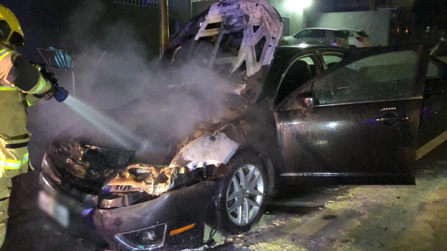 Fogo consome motor de carro estacionado no Jardim Cristal