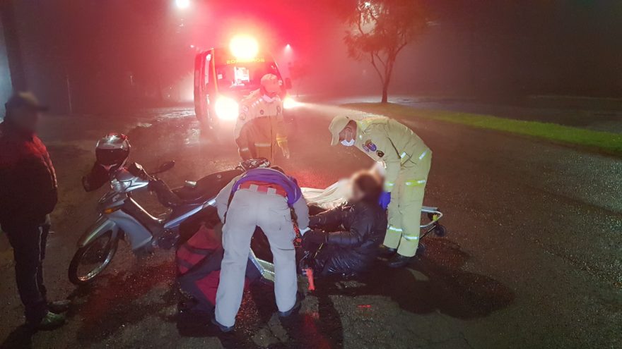 Entregadora fica ferida ao cair de moto após passar por buraco na Rua Olindo Periolo