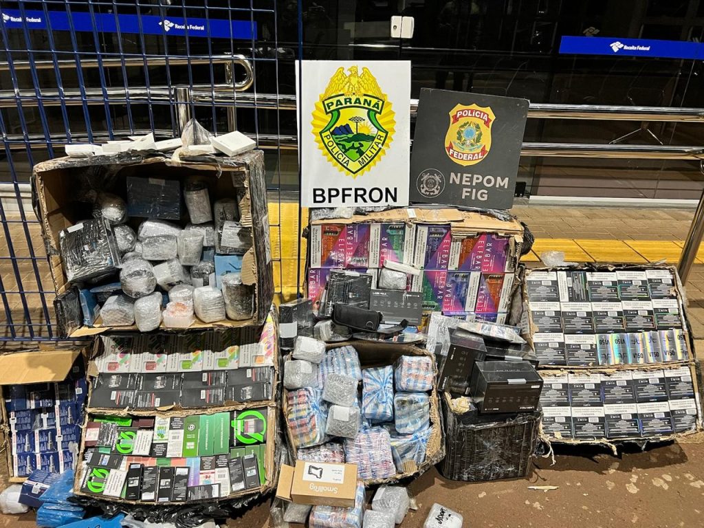 Polícia Federal e o BPFRON apreenderam veículo com volumes de mercadorias contrabandeadas