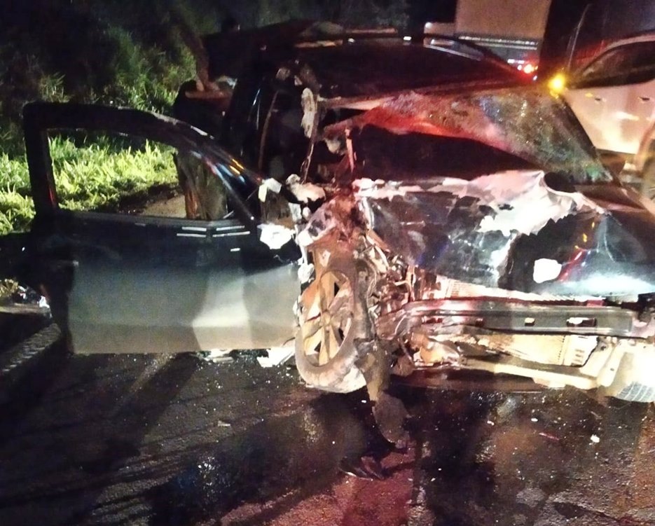 Condutor morre após camionete bater na traseira de caminhão parado na BR