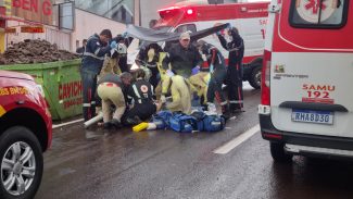 Motociclista morre ao colidir contra caçamba na Avenida Brasil