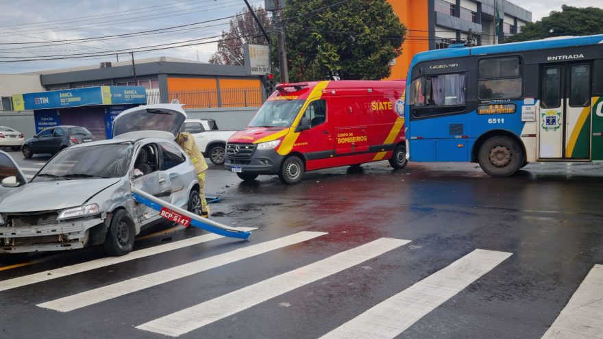 Mulher fica encarcerada após colisão entre Celta e ônibus na Avenida Carlos Gomes