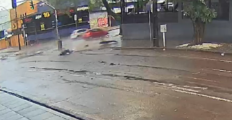Câmera flagra acidente entre moto e carro na Rua Paraná