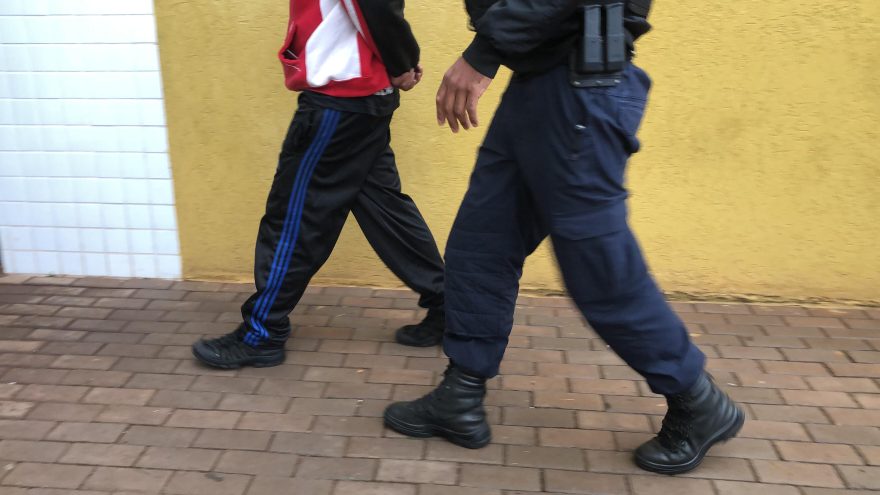 Adolescente com pedra de crack escondida na boca é apreendido pela ROMU
