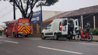 Ciclista é socorrida pelo Siate após acidente de trânsito na Avenida Rocha Pombo
