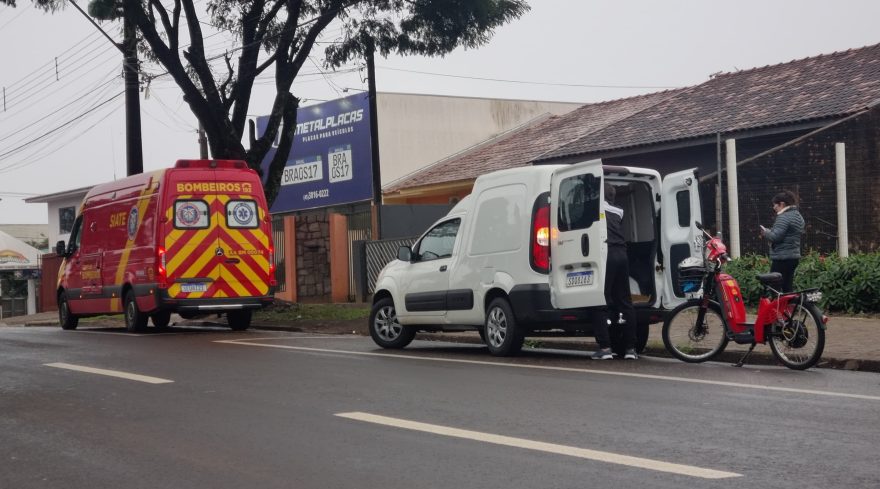 Ciclista é socorrida pelo Siate após acidente de trânsito na Avenida Rocha Pombo