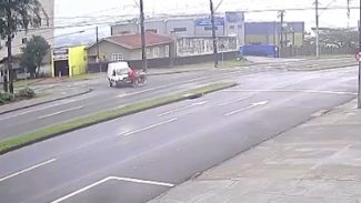 Câmera flagra acidente entre Partner e bicicleta elétrica na Avenida Rocha Pombo