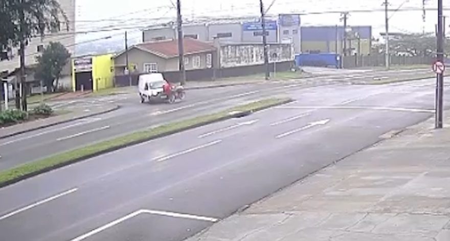Câmera flagra acidente entre Partner e bicicleta elétrica na Avenida Rocha Pombo