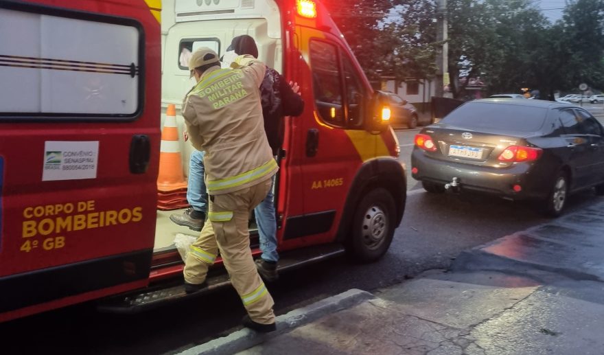Ciclista é socorrido pelo Siate após sofrer queda na Rua Francisco Bartinik