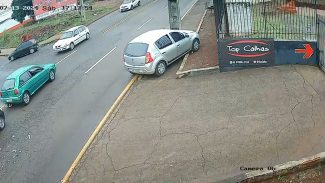 Câmera flagra acidente entre três veículos na rua Jacarezinho