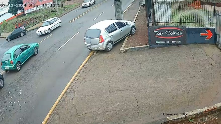 Câmera flagra acidente entre três veículos na rua Jacarezinho