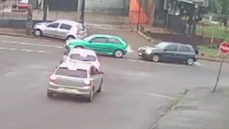 Por outro ângulo: Câmera flagra acidente entre três veículos na rua Jacarezinho